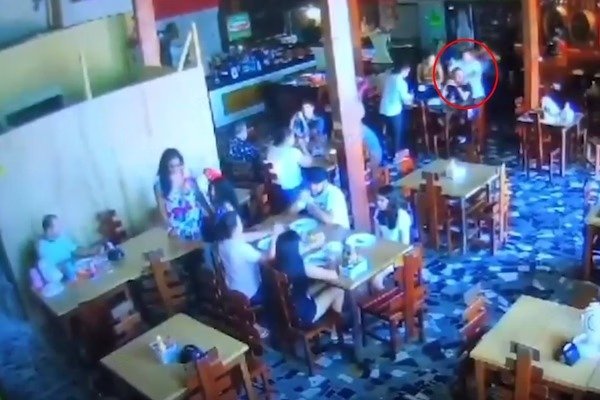 [Garçom mata vereador e esfaqueia duas pessoas em restaurante no Ceará]