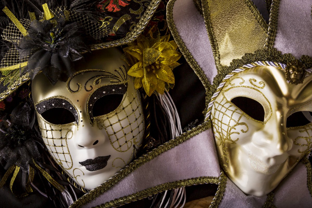 AS MÁSCARAS E OS DISFARCES