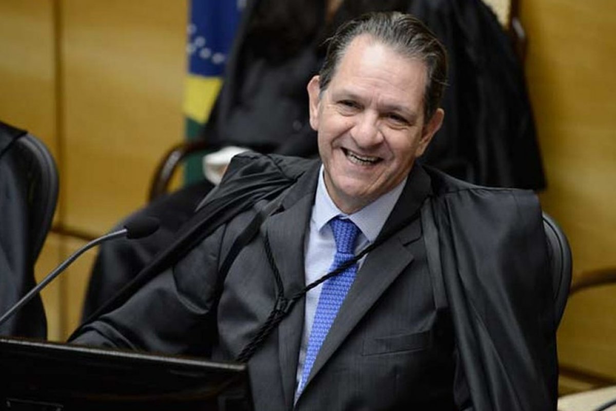 A Ironia e o Ministro