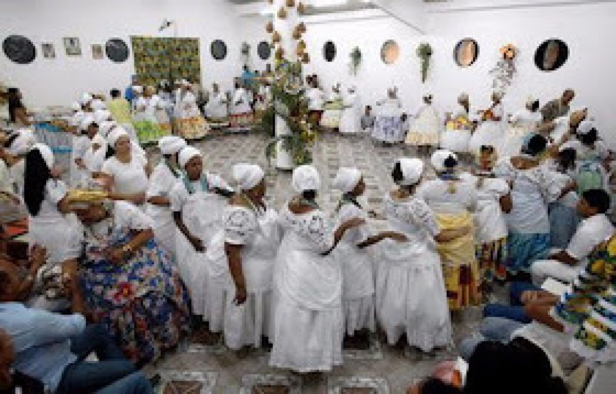 Reafricanização: até onde é benéfico às tentativas em adaptar o que é visto nos dias de hoje em África, ao tradicional de outrora da diáspora brasileira? 