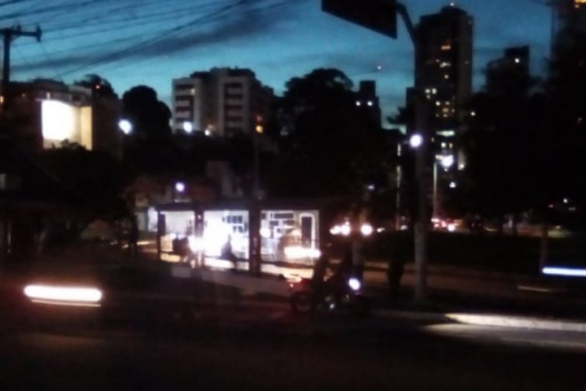 Com postes de iluminação quebrados, região do Lucaia está no escuro