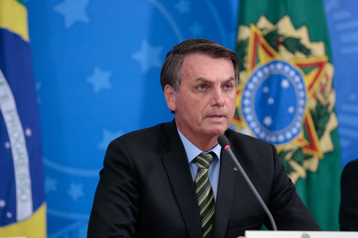 Em 1º post do ano no Twitter, Bolsonaro culpa desvios na Petrobras por preço do combustível