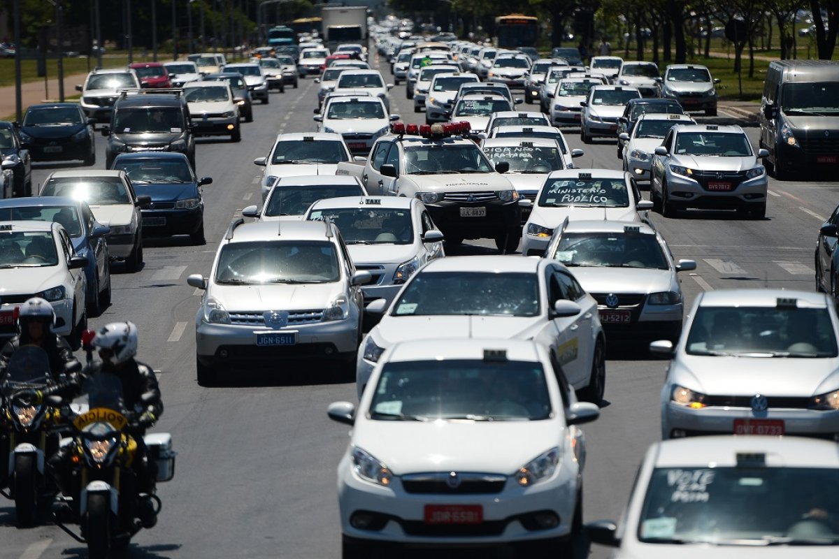 Bolsonaro sanciona lei de isenção de IPI para taxistas e pessoas deficientes