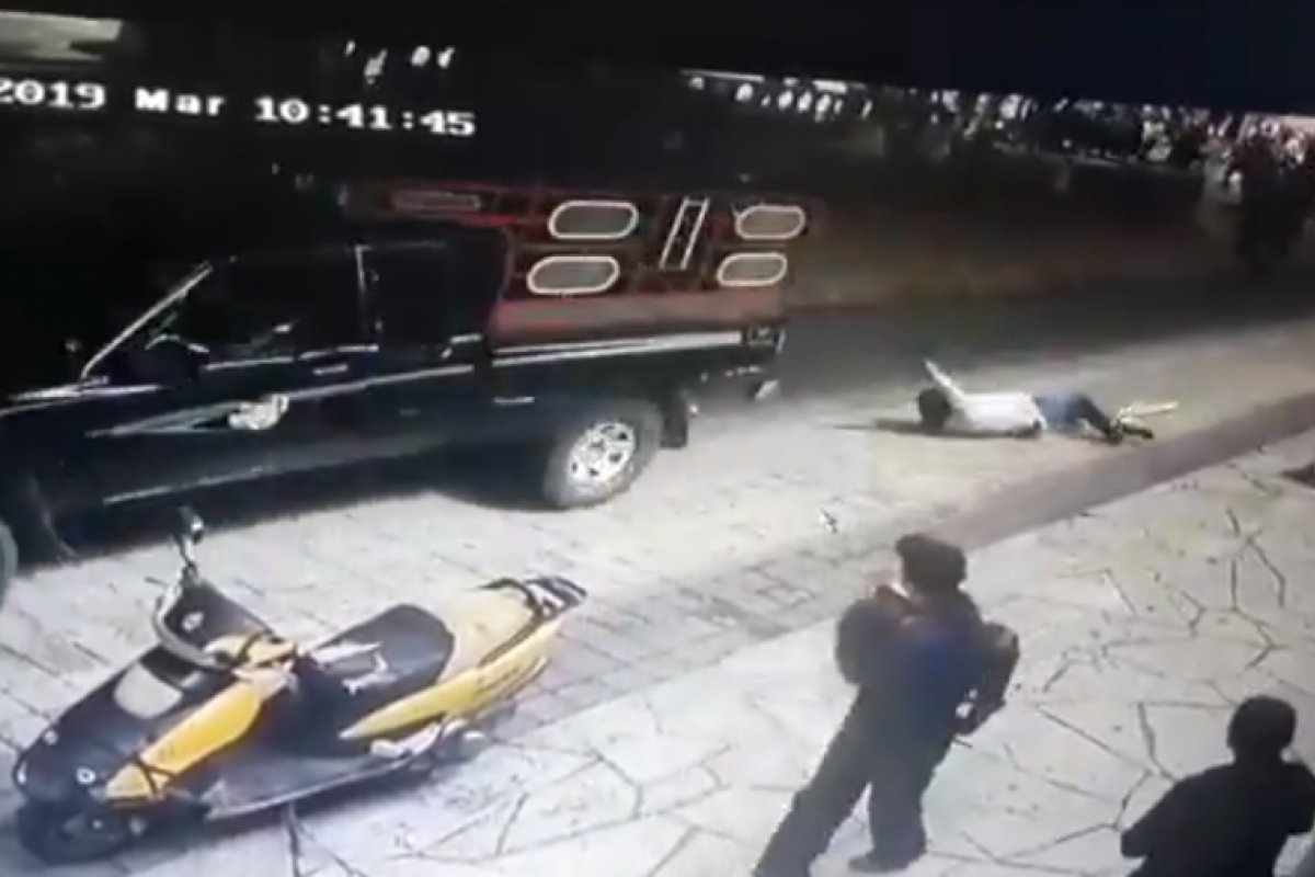 Moradores de cidade no México sequestram e  arrastam prefeito da cidade por caminhonete 