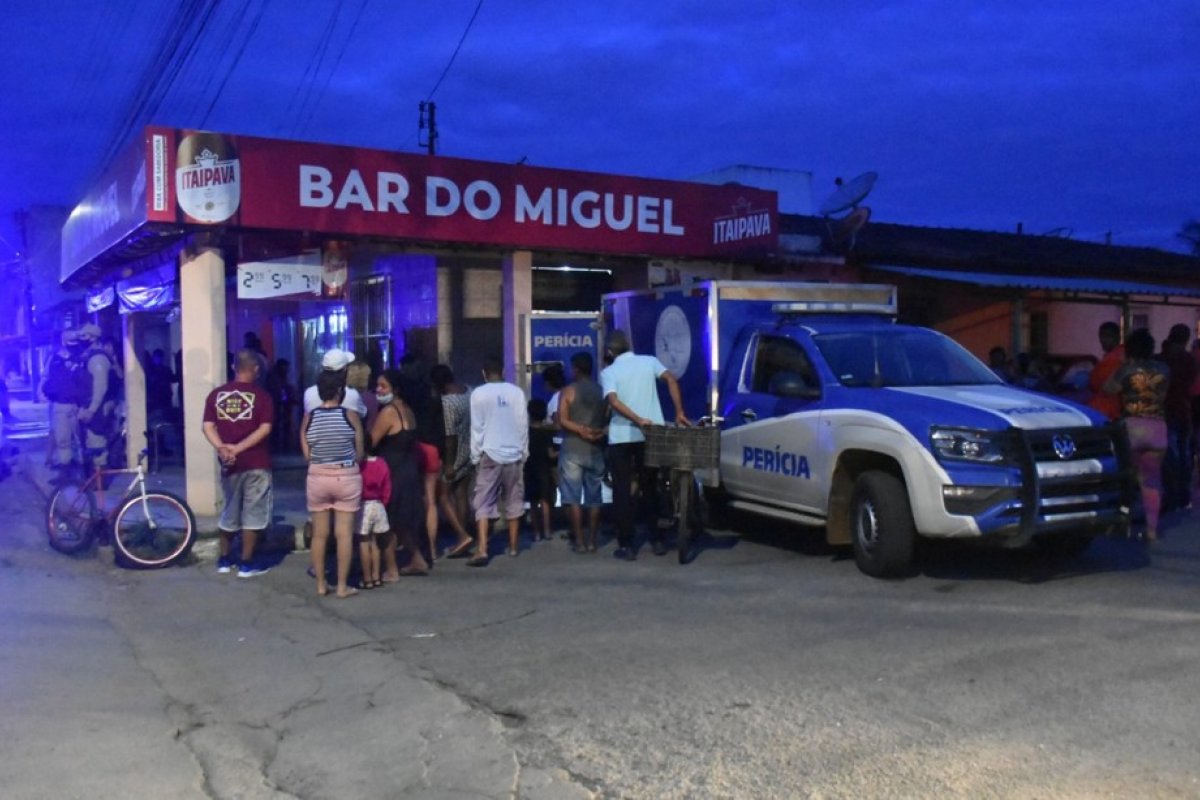 Homem morre e outras duas pessoas são baleadas dentro de bar em Vitória da Conquista 