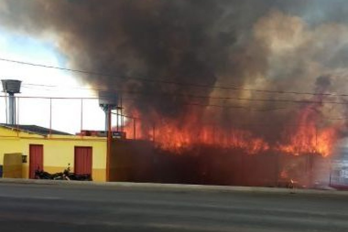 Fogo atinge cabana à beira-mar em Ilhéus