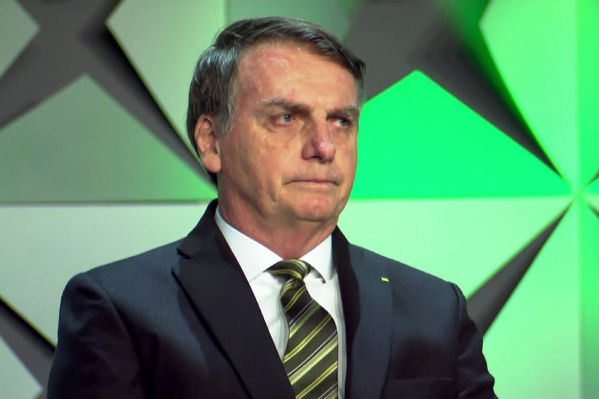 Presidente diz ter 'quase certeza' que vazamento de óleo é criminoso