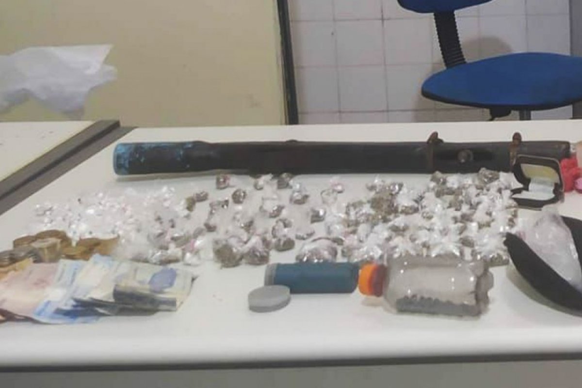 Adolescente é apreendido com drogas e dinheiro em Simões Filho, Região Metropolitana de Salvador