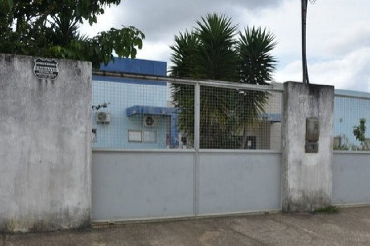 Dupla faz "arrastão" em posto depois de pedirem para se vacinar contra a Covid-19