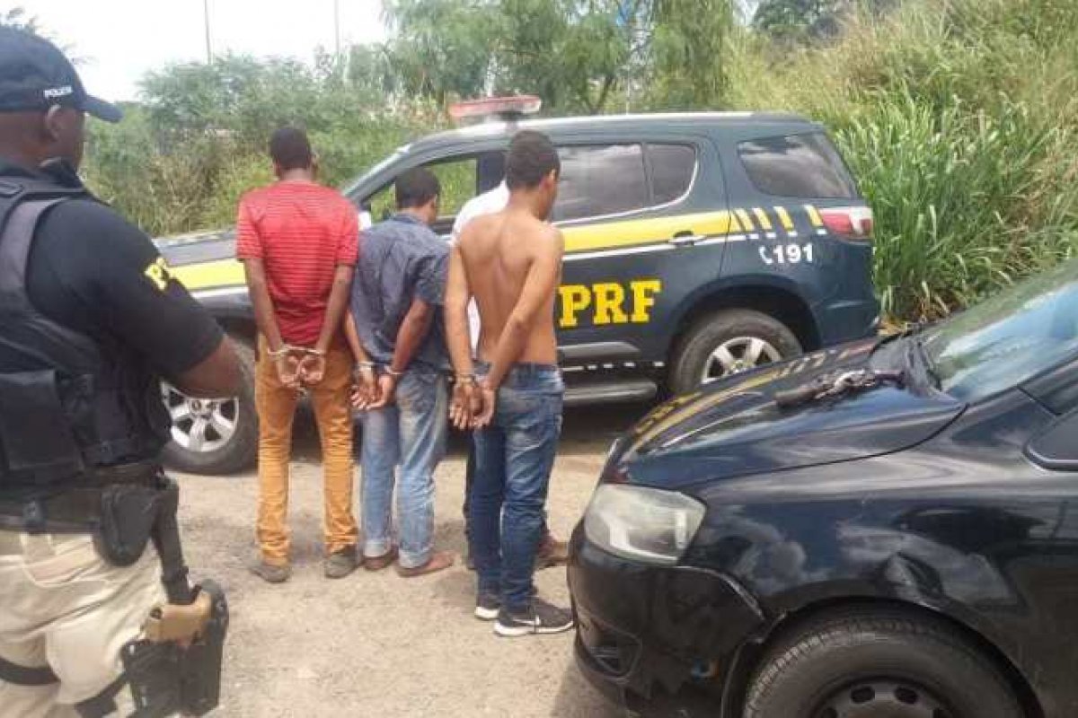 Três jovens presos e um menor são apreendidos após cometerem assalto a posto de combustível