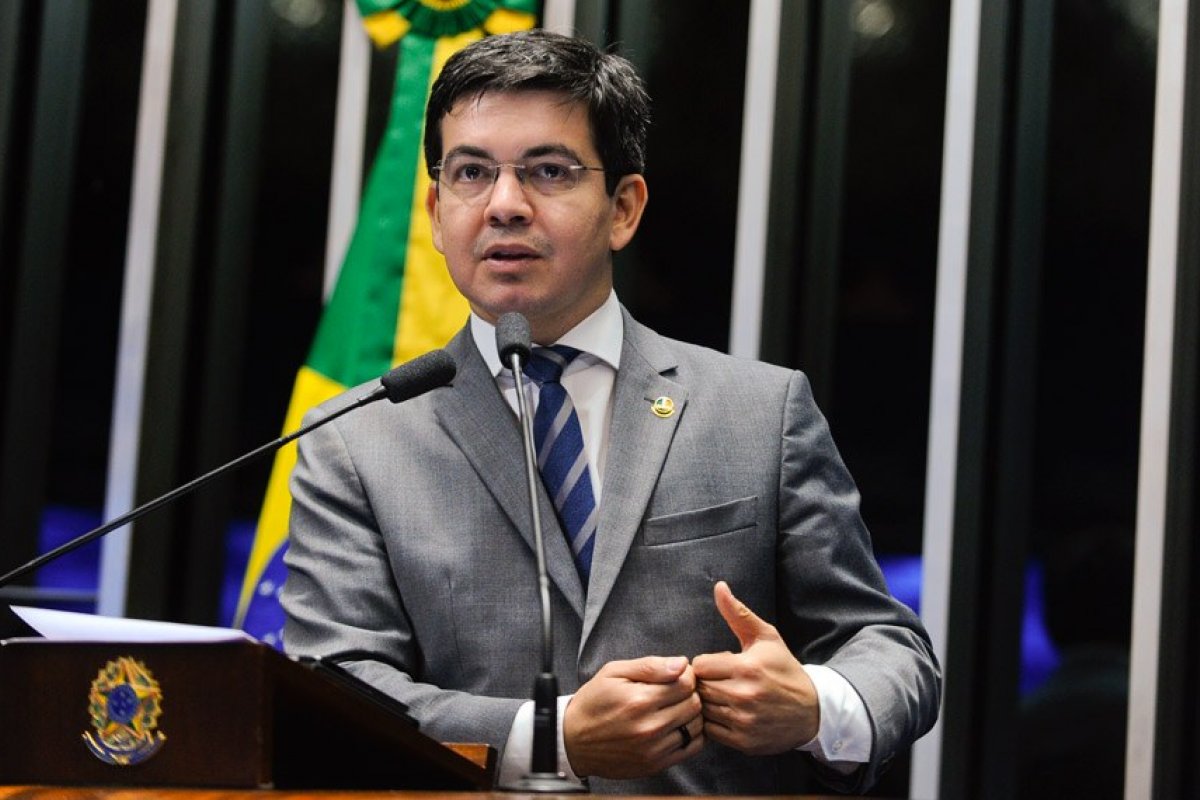 Randolfe protocola ação no STF que proíbe Bolsonaro de 'desinformar sobre vacina infantil'