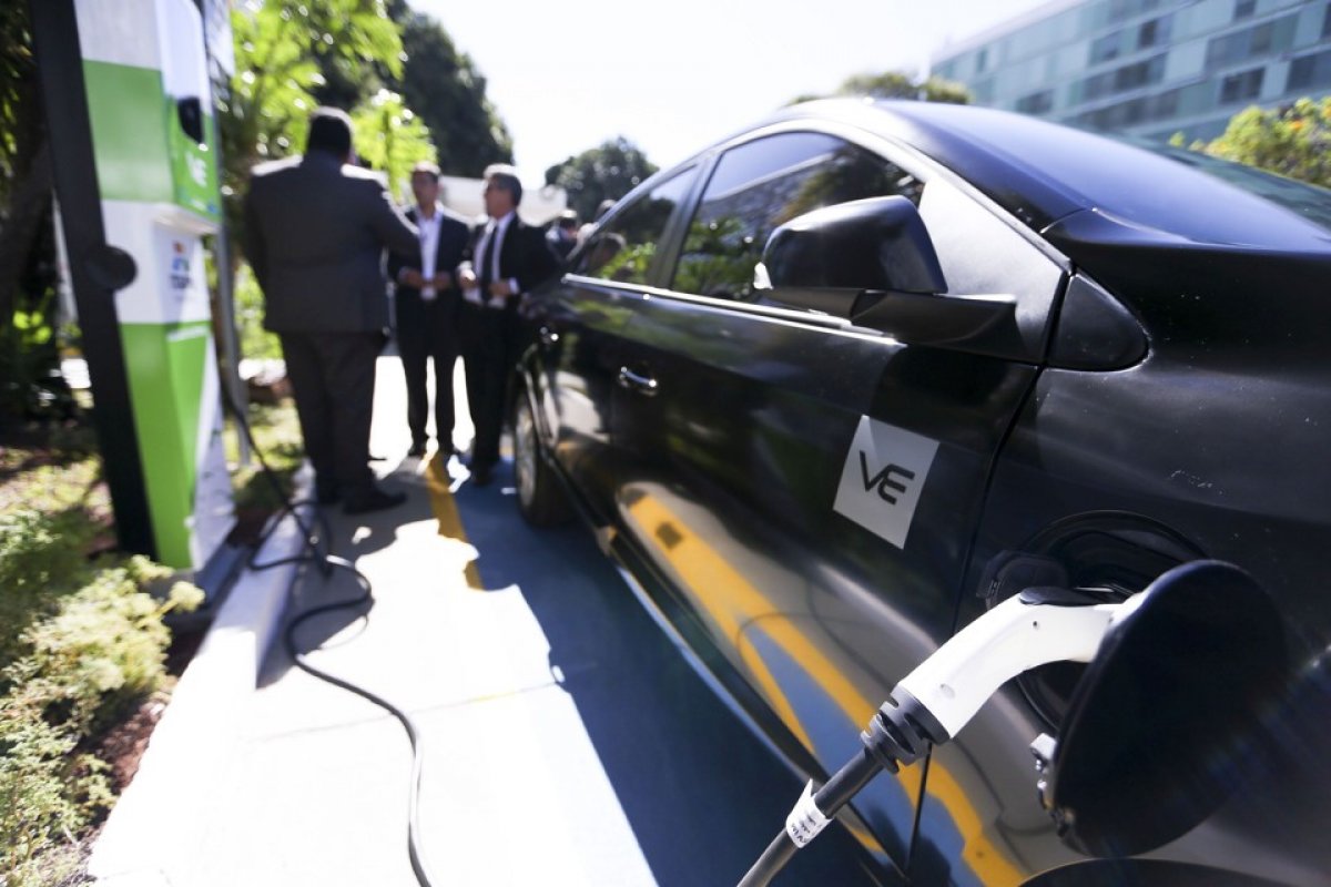 Venda de carros elétricos no Brasil quase triplica em 2021, aponta Anfavea