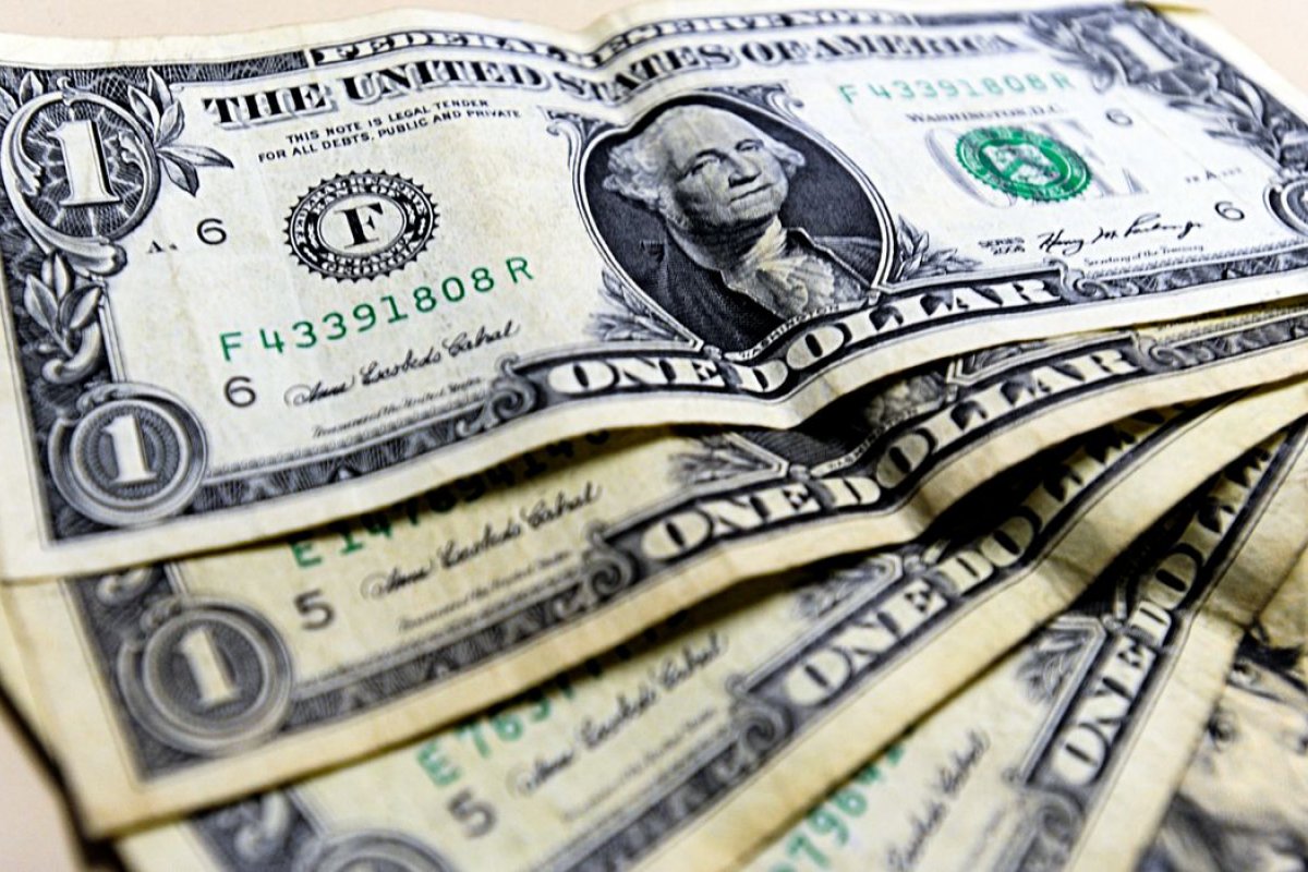 Dólar registra queda de 0,85%, mas encerra primeira semana de 2022 em alta