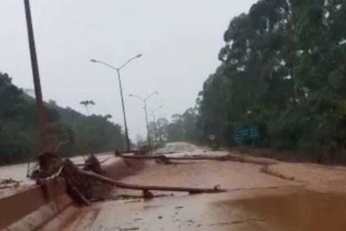 Tubulação de drenagem em barragem da Mina de Pau Branco se rompe e provoca transbordamento em MG