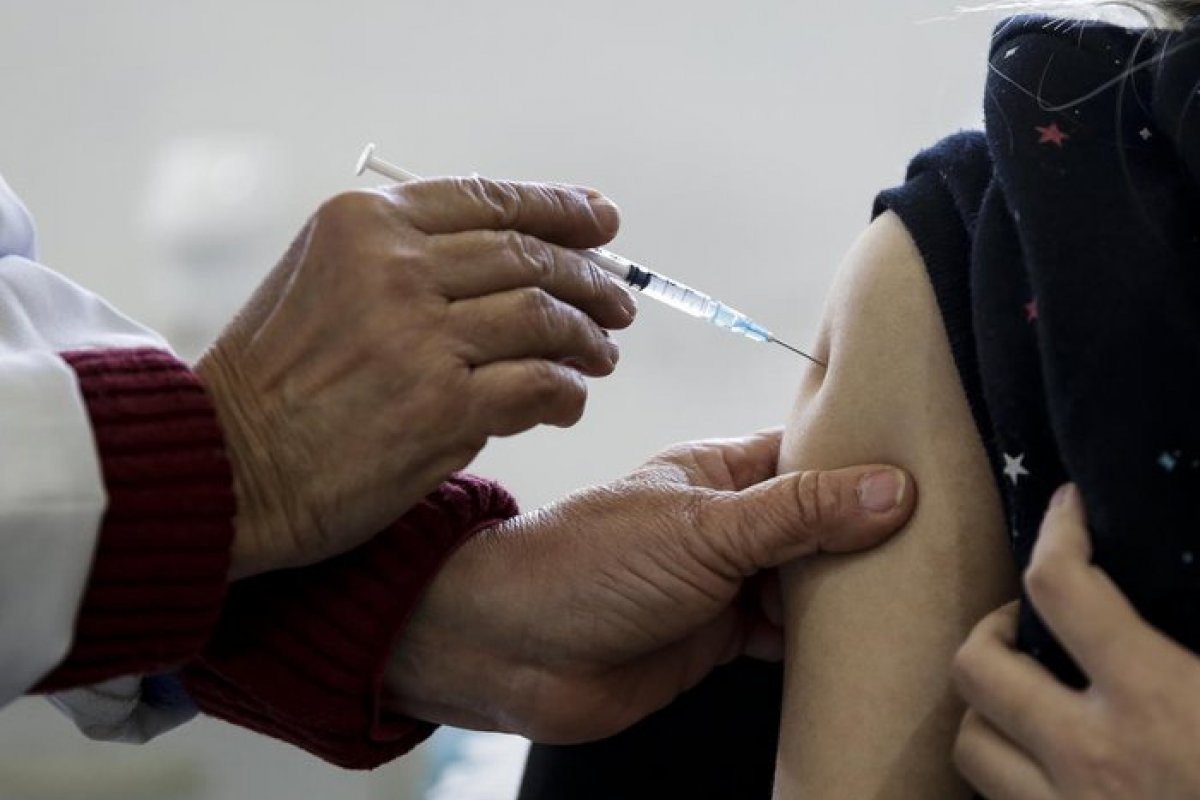 Aumentar intervalo entre doses para crianças é arriscado, afirmam médicos 