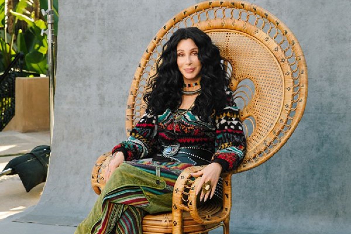 Aos 75 anos e em plena forma, Cher estrela campanha de moda 