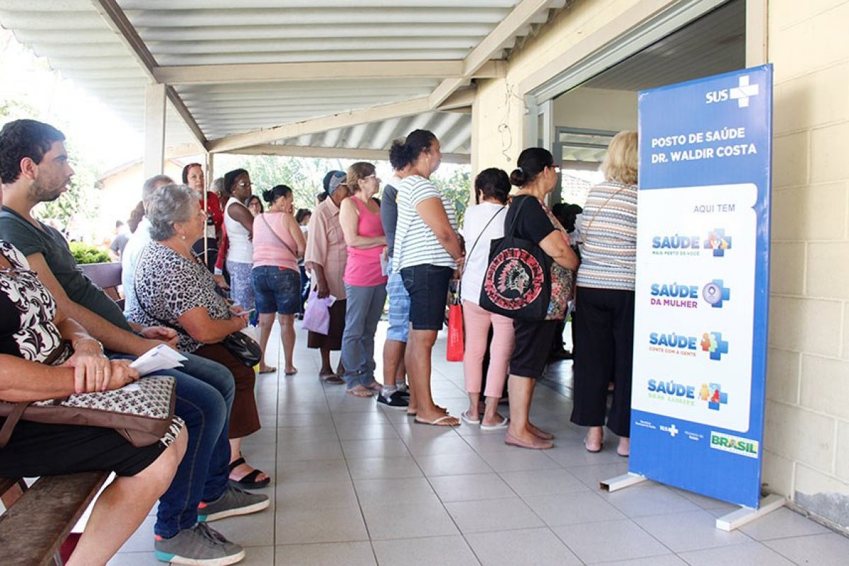 OMS diz já ver fim da pandemia, mas aponta que mundo terá meses difíceis 