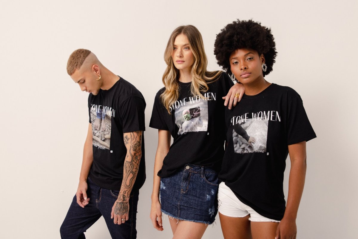 Mulheres que quebram pedra de forma quase pré-histórica na Chapada Diamantina  ganham vida em camisetas 