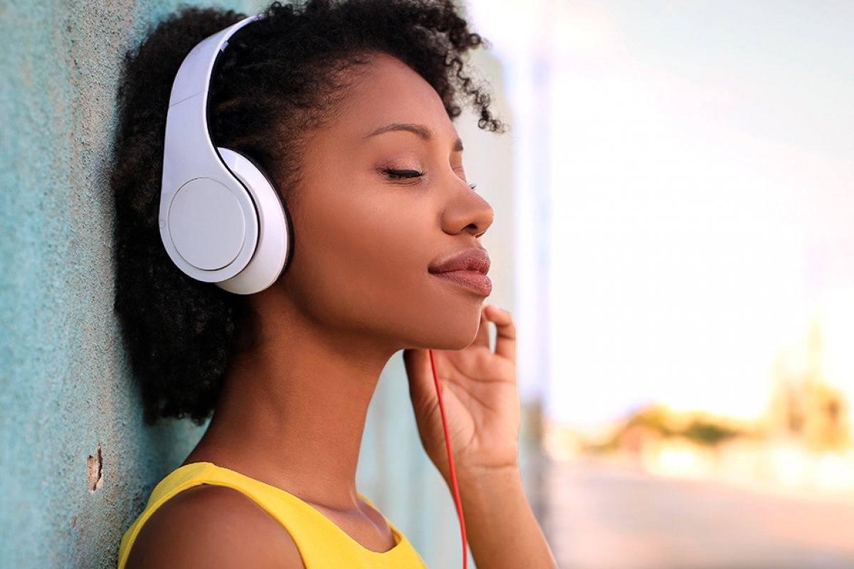 Confira 7 cuidados para preservar a saúde auditiva neste Verão 