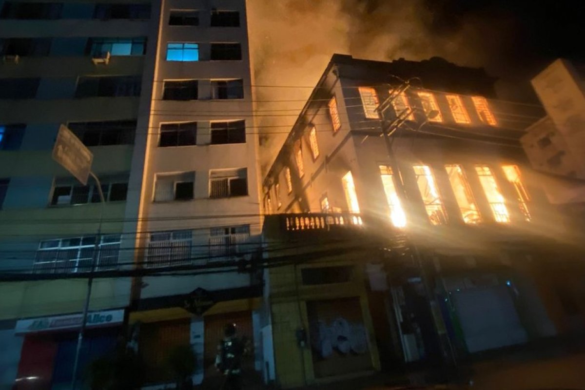 Sedur vai escorar fachada de casarão destruído no centro de Salvador para evitar acidentes