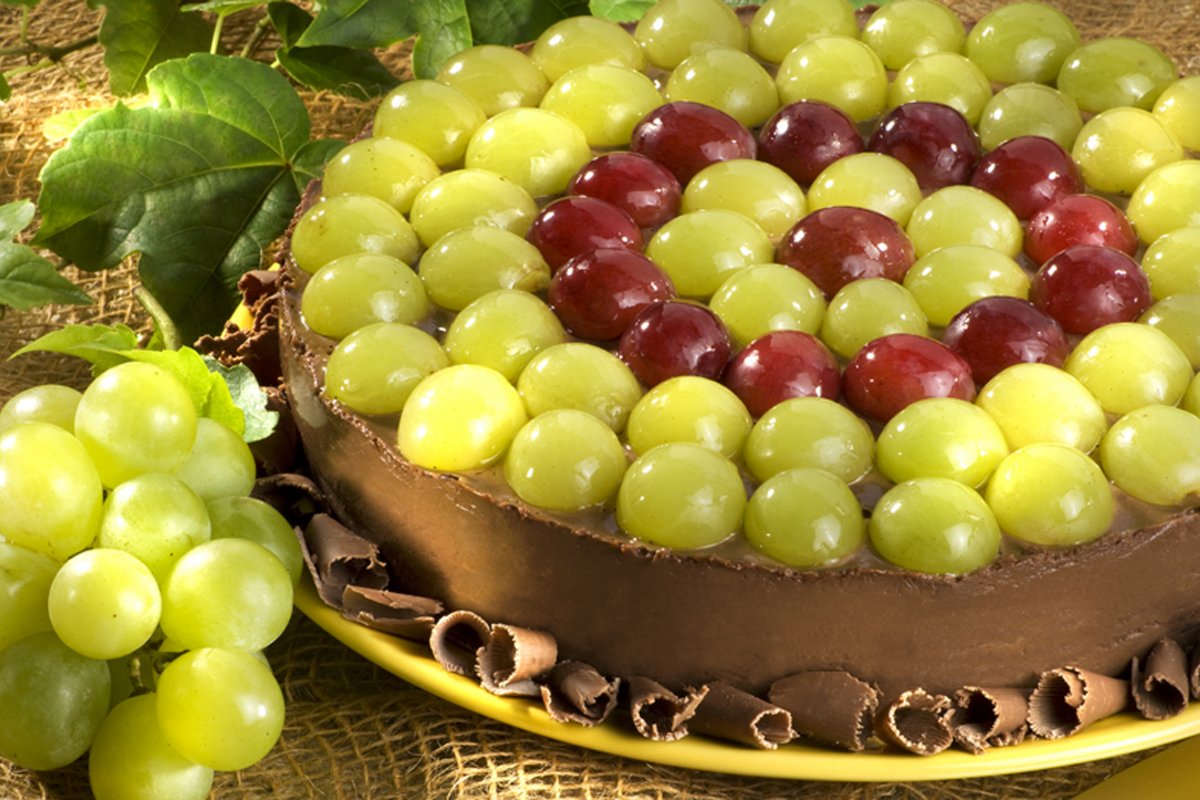 Aprenda como fazer Torradas com Tartar de Salmão, Quiche Leve de Cream Cracker e Legumes e Torta de Uva com Chocolate 