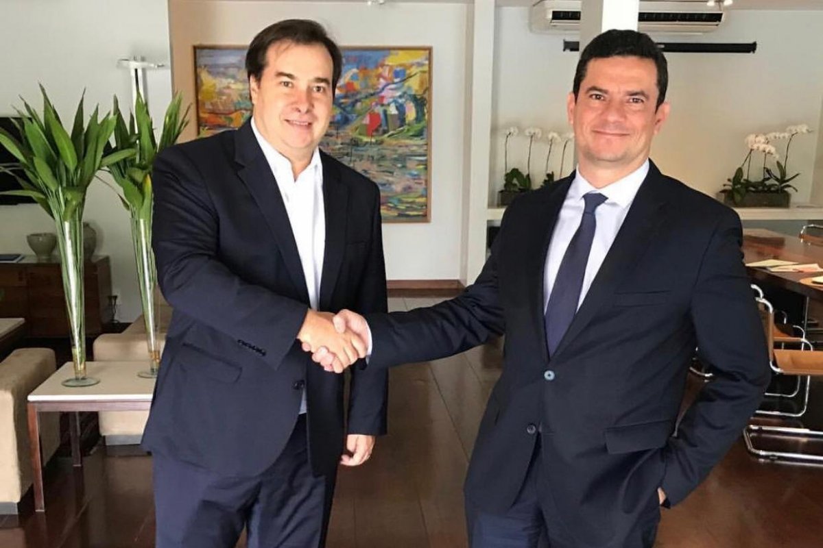 'Não engana ninguém', diz Maia ao desenhar 'nariz de Pinóquio' em Moro