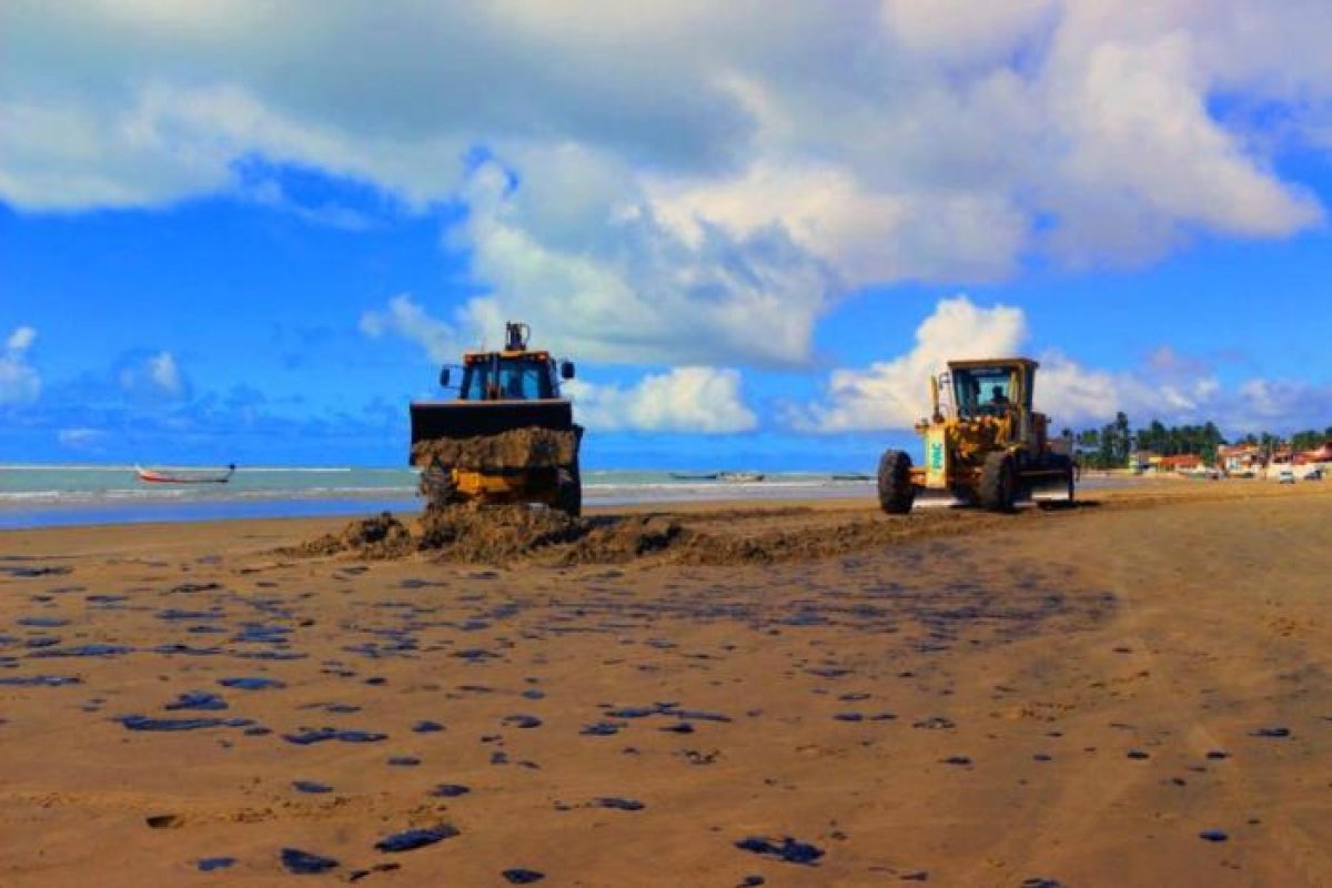 Manchas de óleo chegam a praias de Salvador
