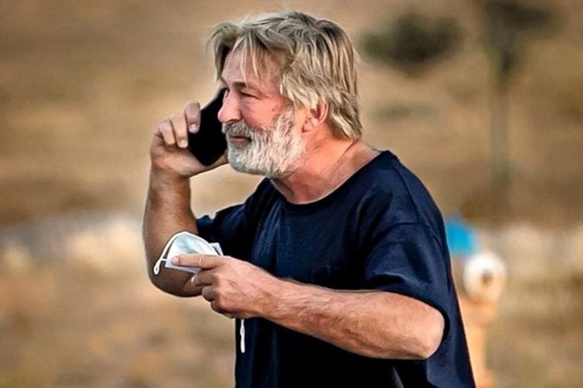 Alec Baldwin entrega celular à polícia para investigação de tiro em set