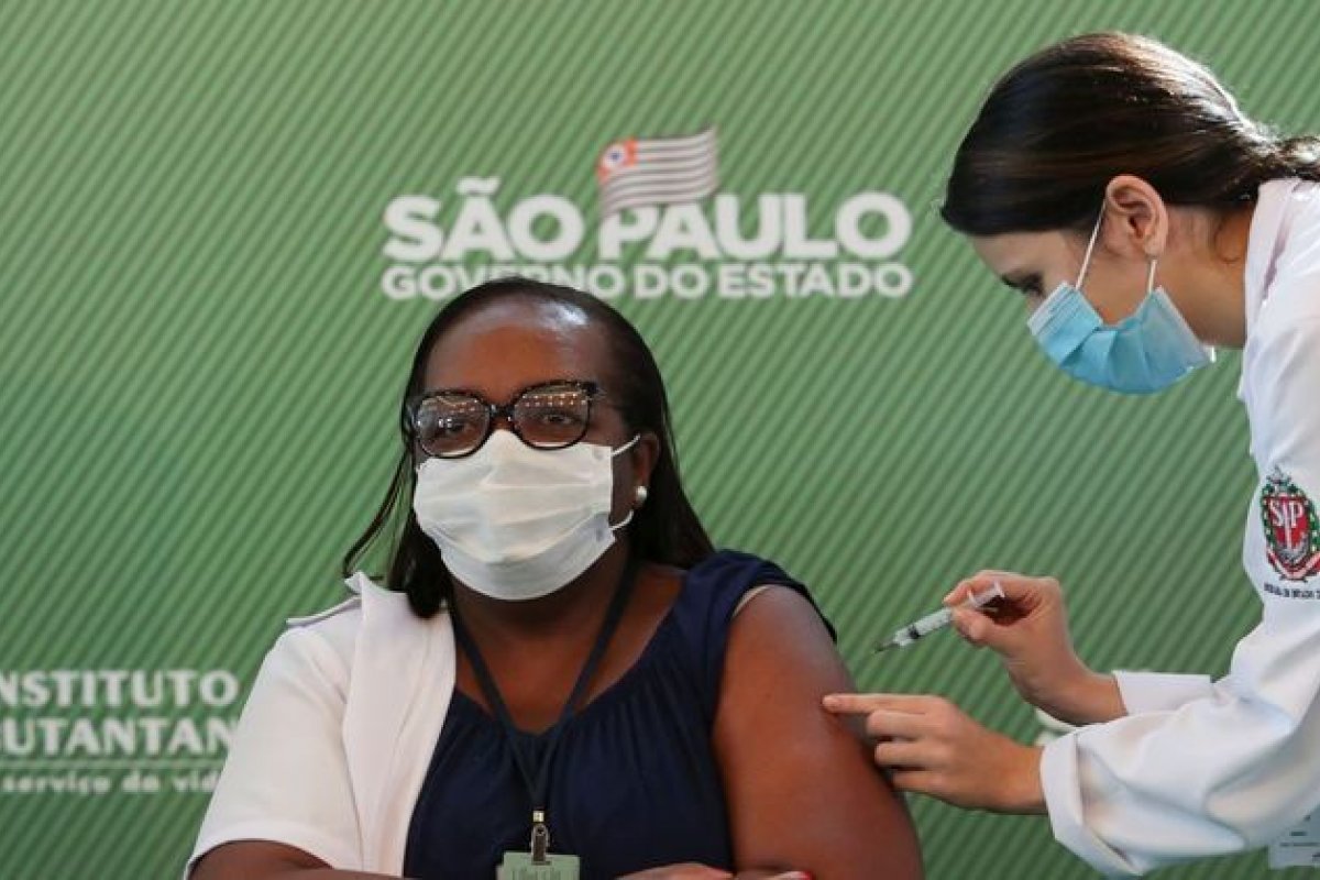Vacinação contra Covid-19 completa um ano no Brasil com 68% da população vacinada 