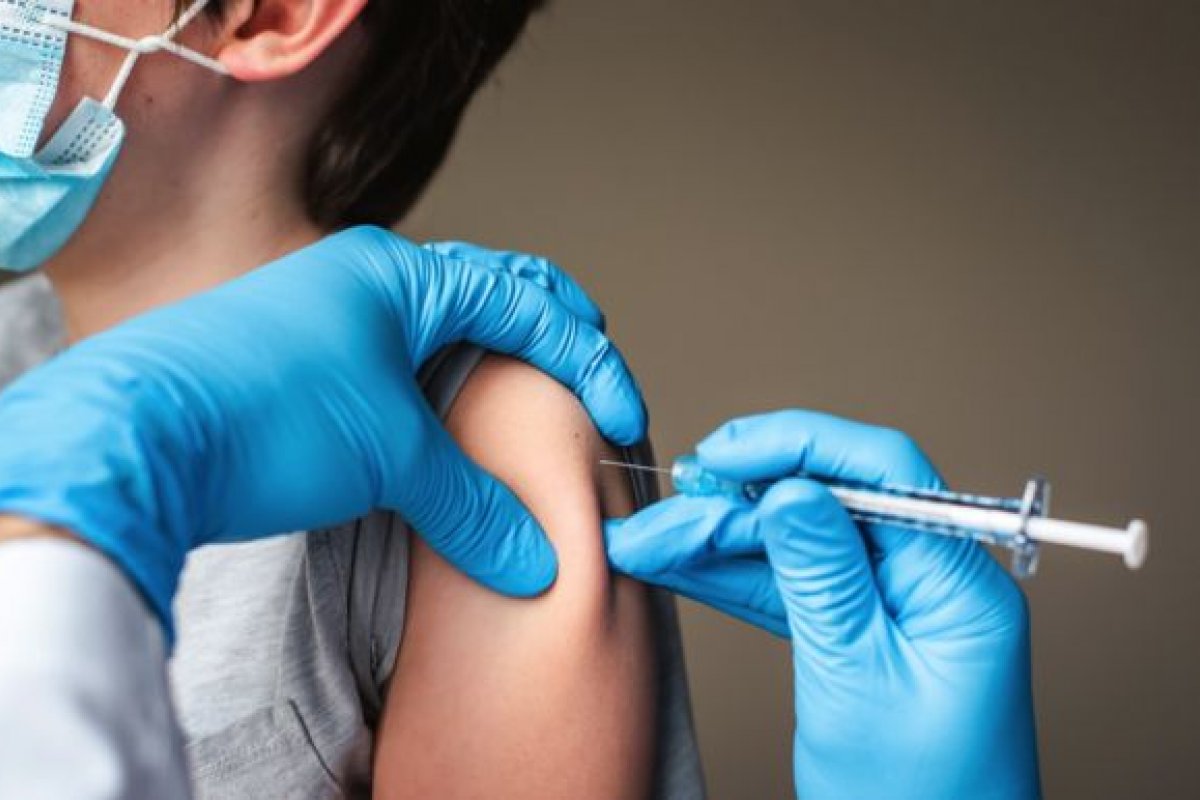 OMS diz que 'não há evidências' sobre crianças e adolescentes saudáveis precisarem de dose reforço