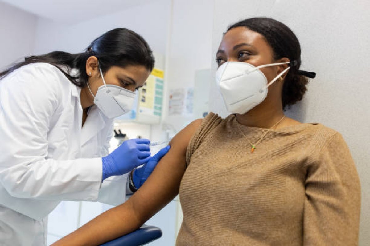 Maioria das reações adversas após vacina anti-Covid é psicológica, mostra estudo 