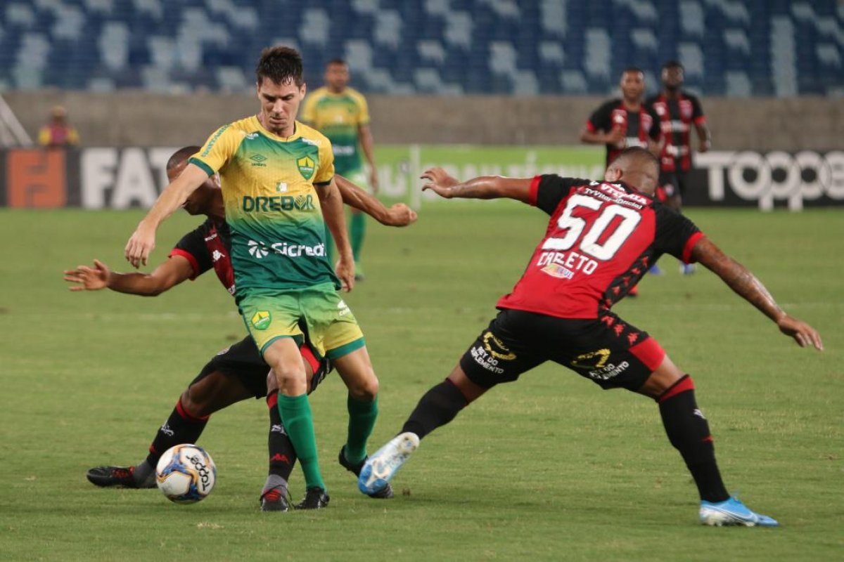 De virada e com gol impedido, Vitória vence Cuiabá fora de casa pela Série B
