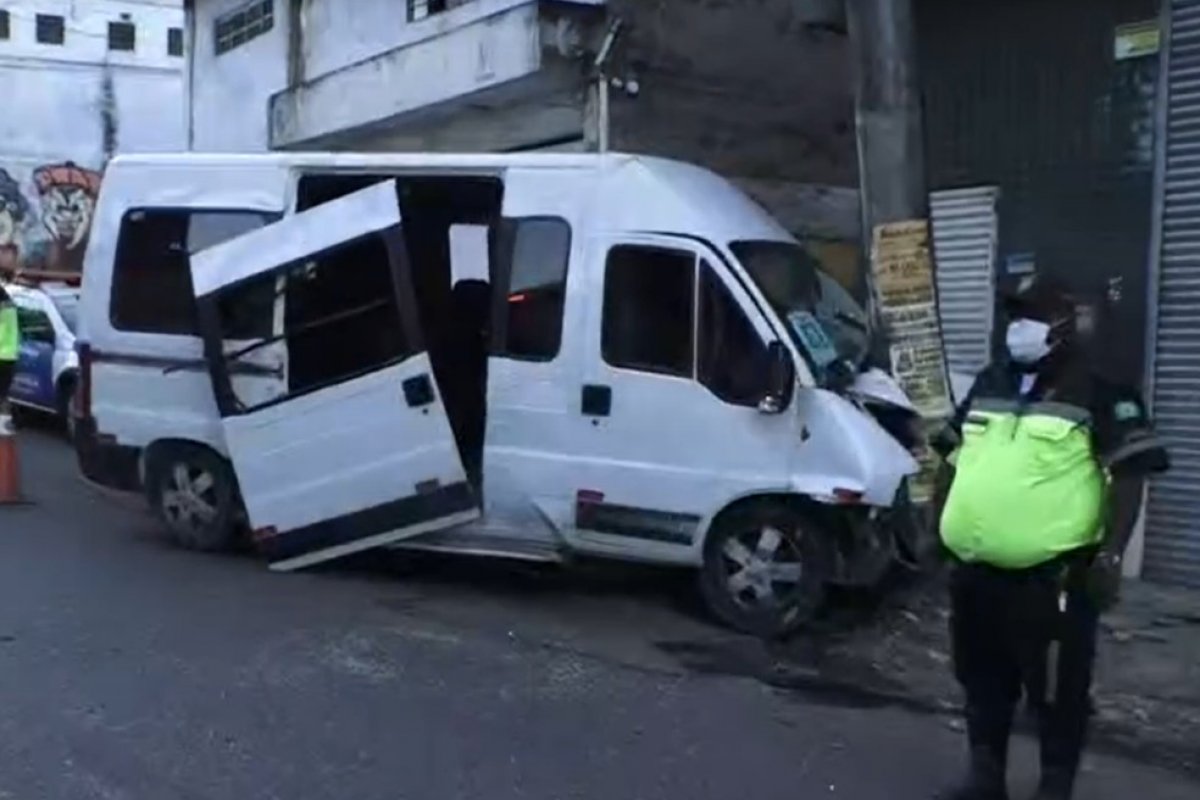 Van desgovernada que transportava pacientes desce ladeira e bate em poste 