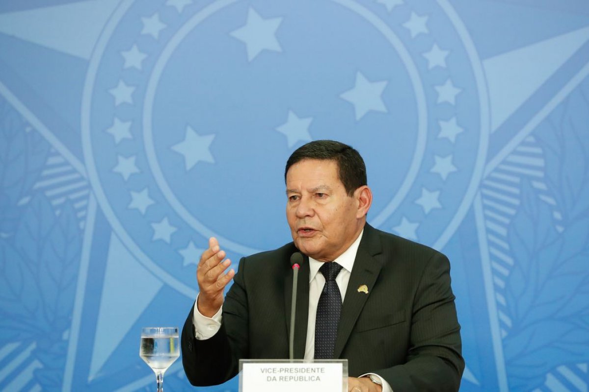 Mourão diz que desiste de disputar outros cargos se Bolsonaro o manter na chapa 