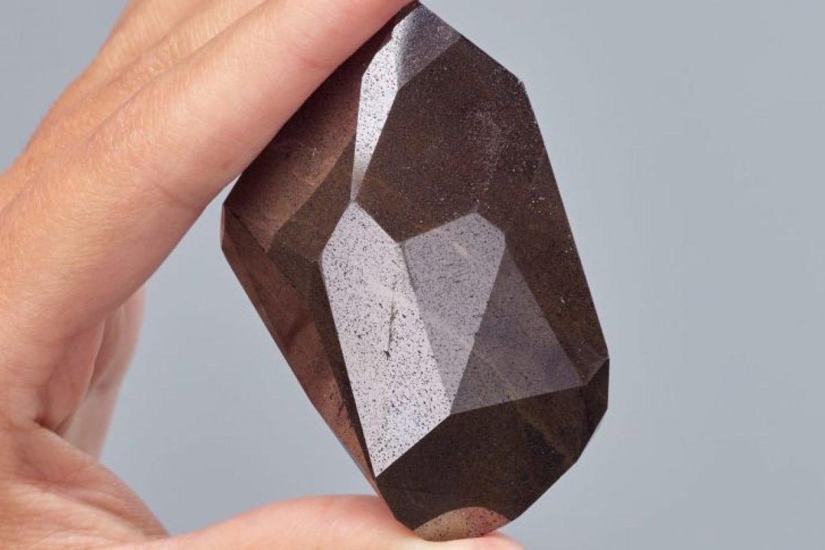 Diamante negro de 555,55 quilates será leiloado em fevereiro 