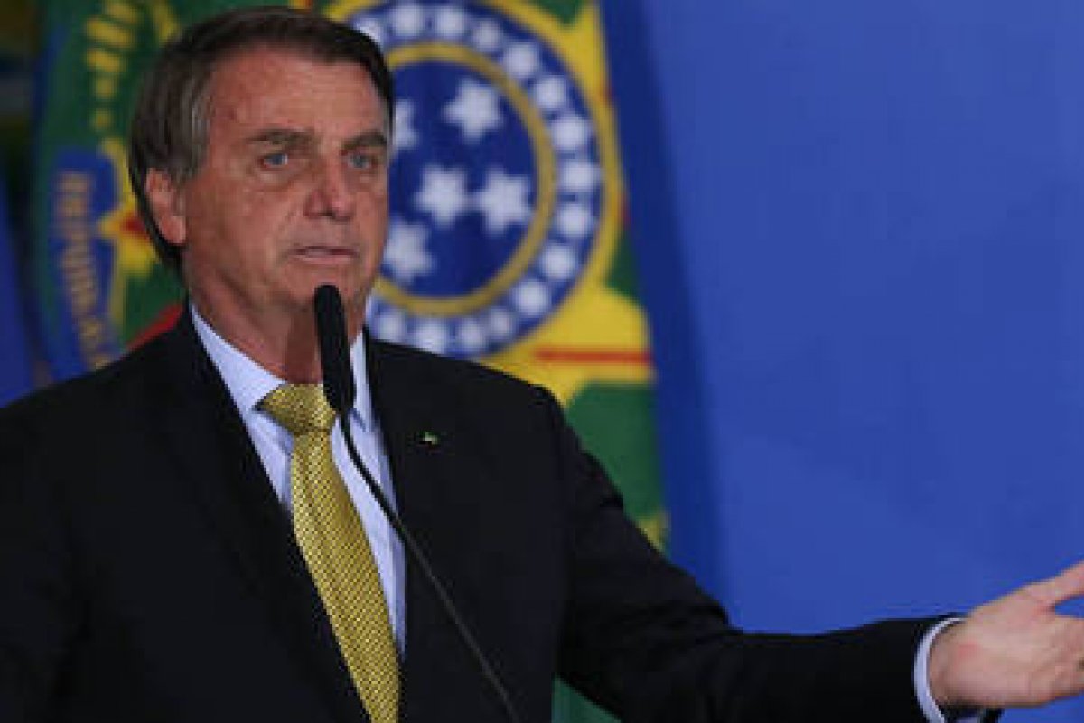 Bolsonaro suspende reajuste a policiais