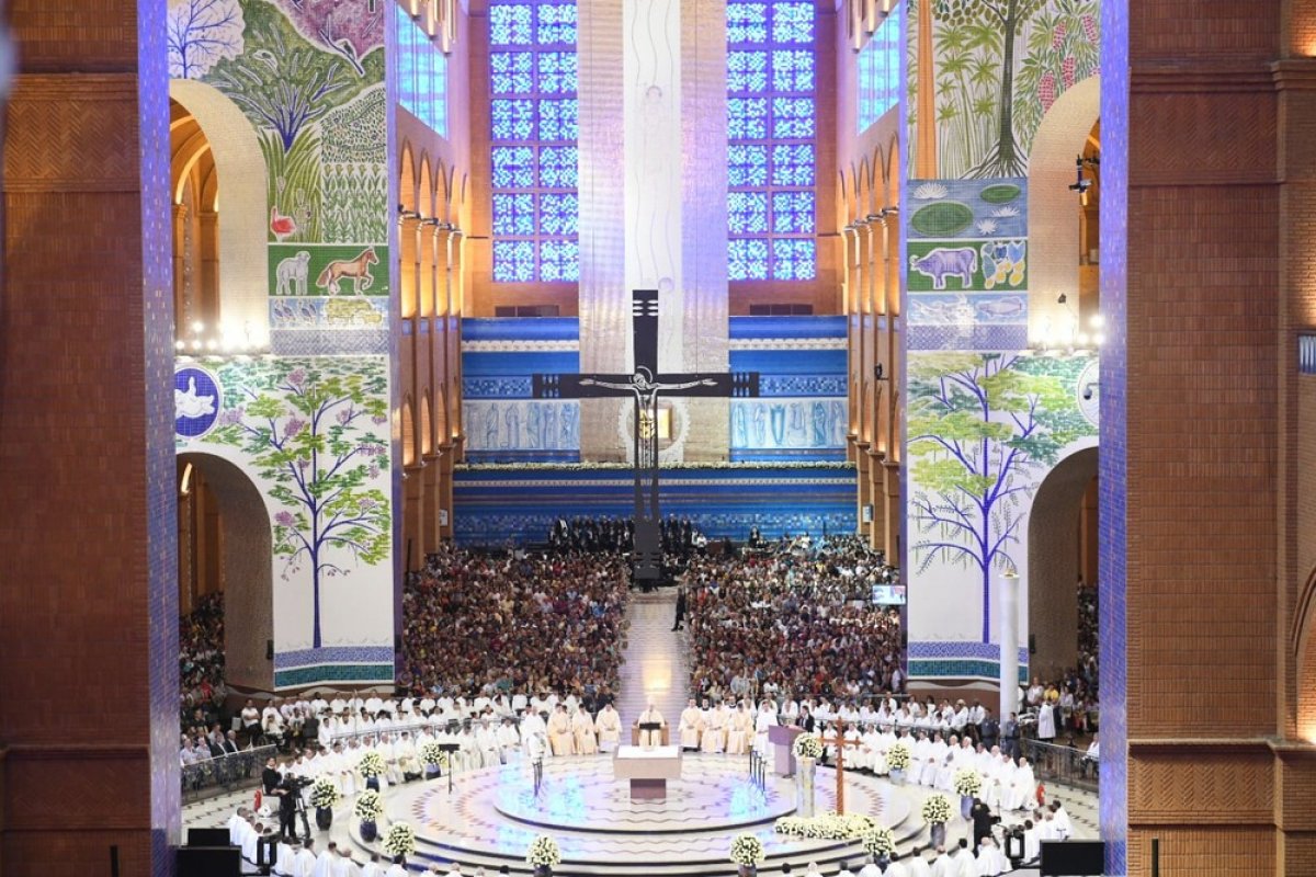 Em sermão na missa de Aparecida, arcebispo fala sobre problemas do mundo