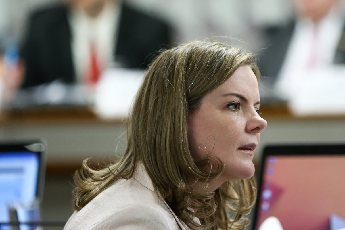 "PT quer consertar o que deu errado na reforma trabalhista", diz Gleisi