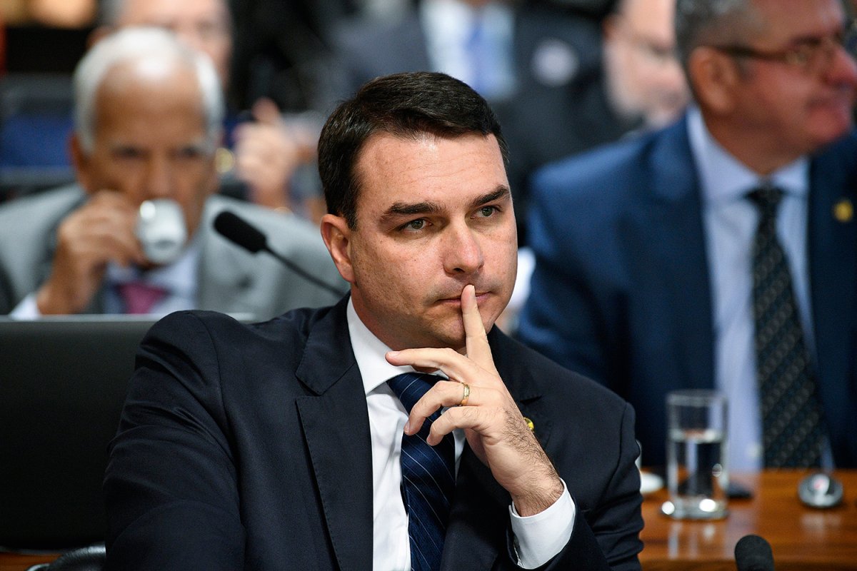Flávio Bolsonaro pede 'ponto final' em suposta acusação sobre rachadinha