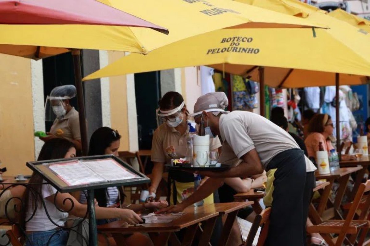 Podcast: o impacto das novas restrições da Covid-19 sobre o setor de bares e restaurantes