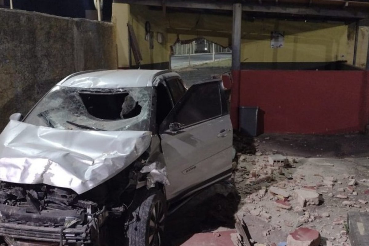 Salvador: motorista perde controle de carro e invade sede do Salvamar, em Patamares