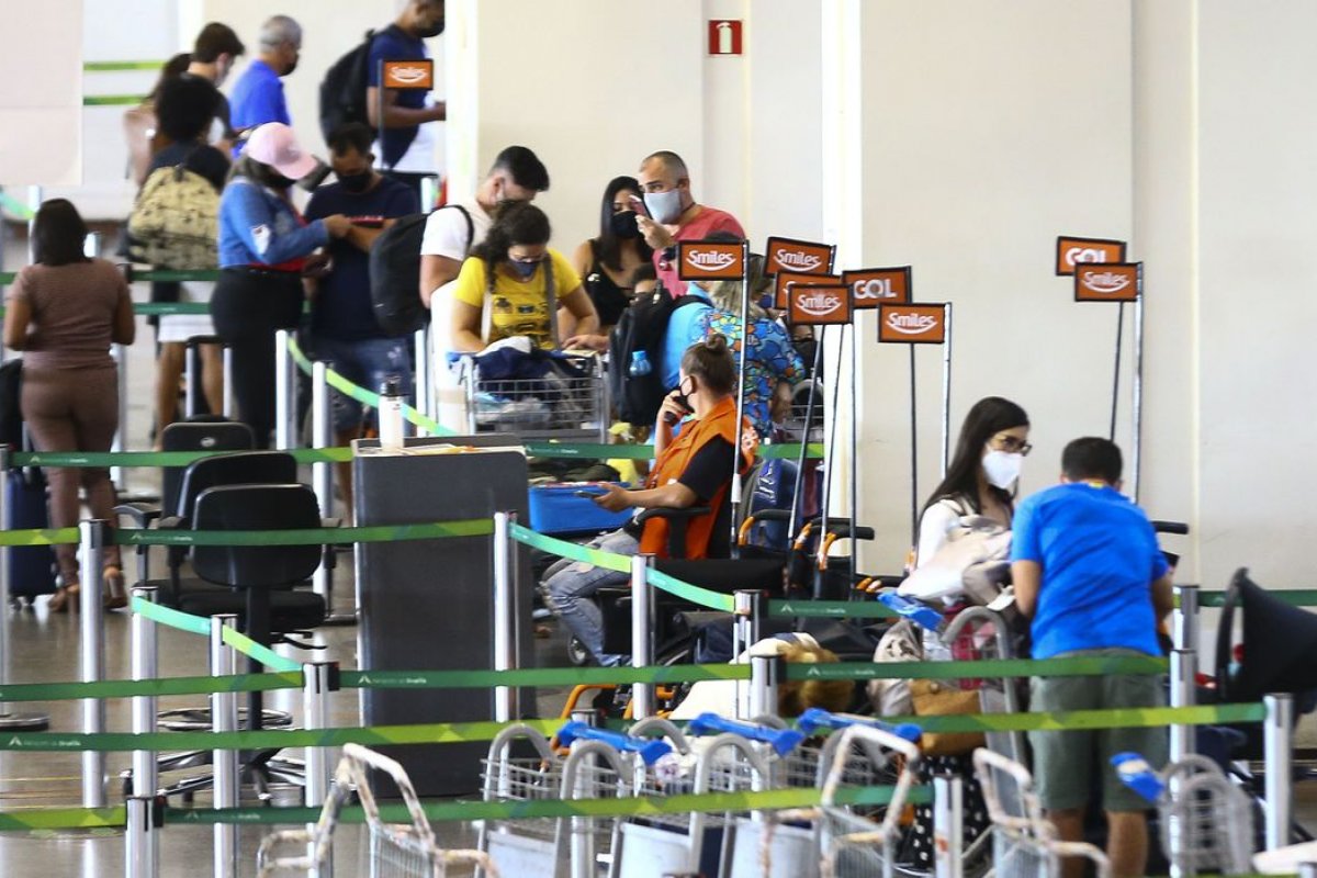 Um em cada dez passageiros teve voo suspenso ou com atraso em 2021, aponta pesquisa