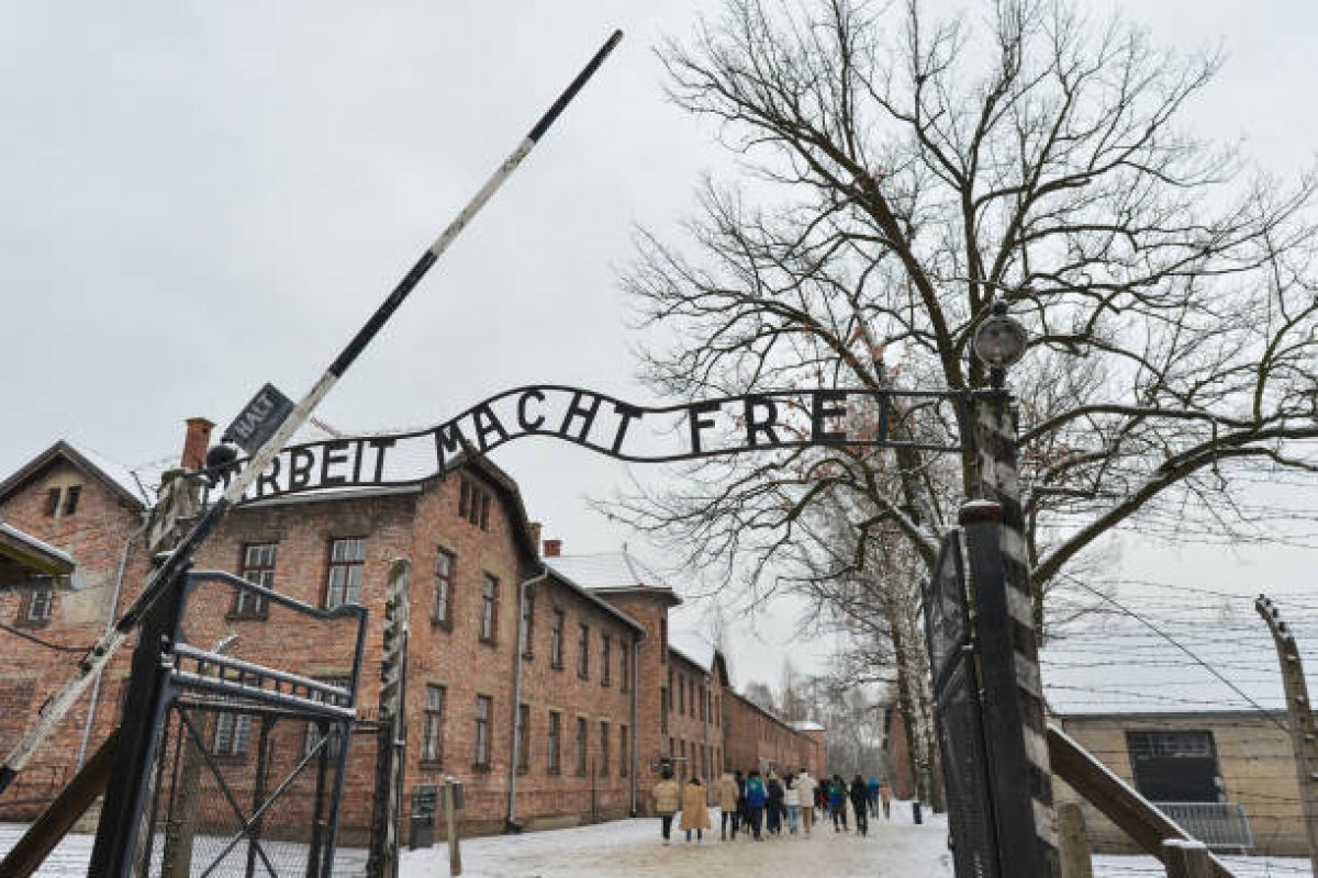 Turista é detida e multada após fazer saudação nazista em campo de concentração