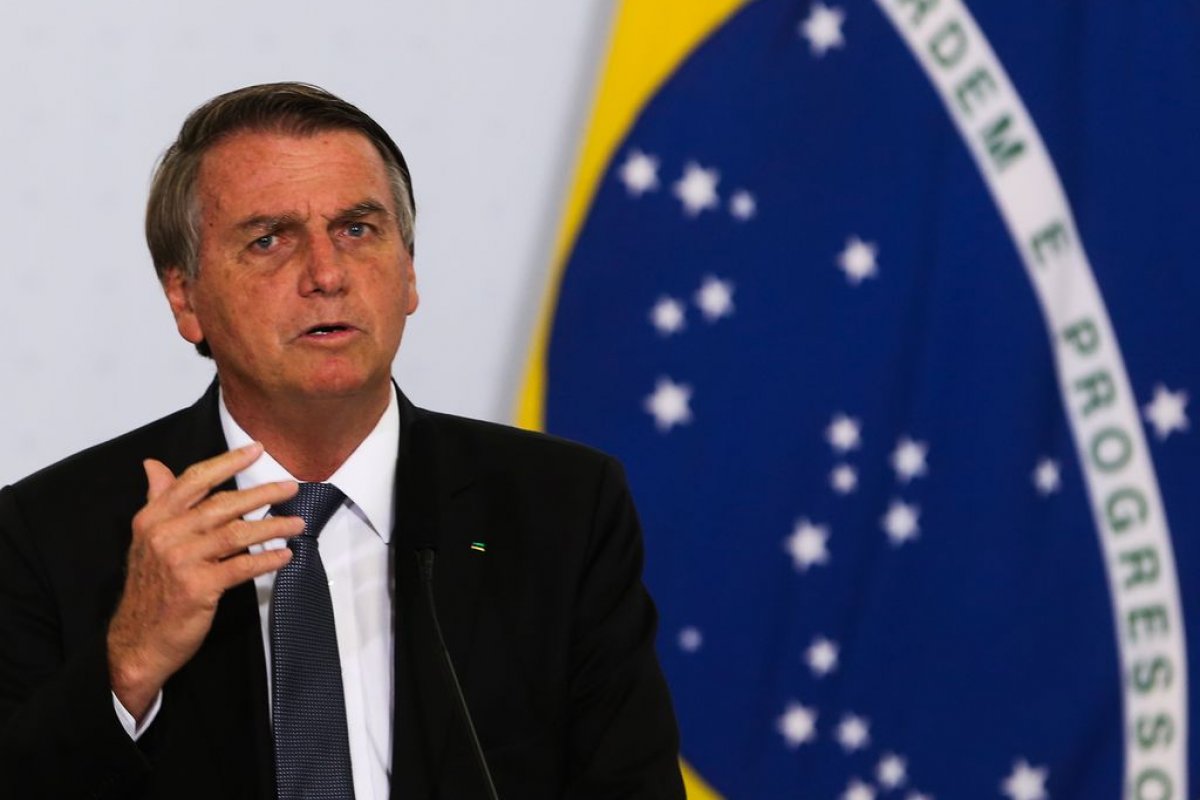 Ao sancionar o Orçamento de 2022, Bolsonaro mantém R$ 1,7 bi para reajuste de servidores