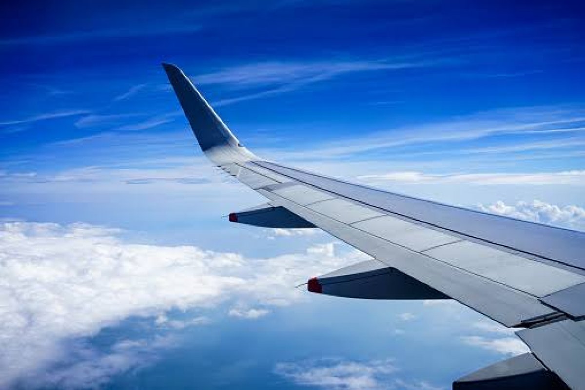 Odor desconhecido faz tripulação usar máscara de oxigênio para pousar avião