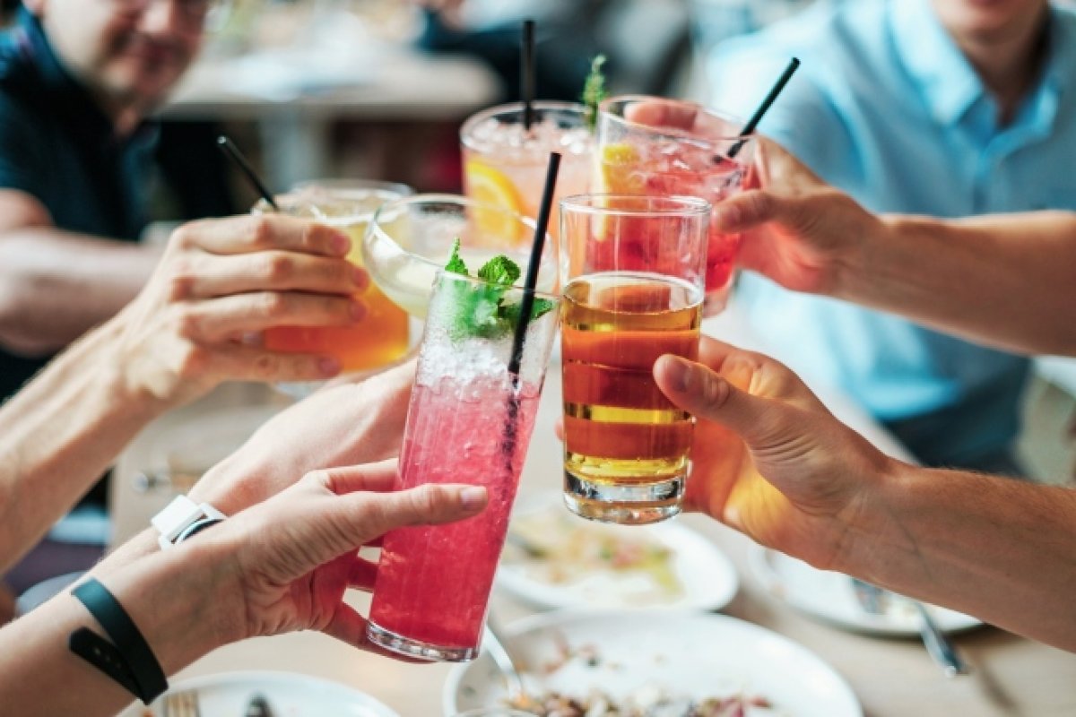 Saiba escolher bebidas refrescantes para o verão