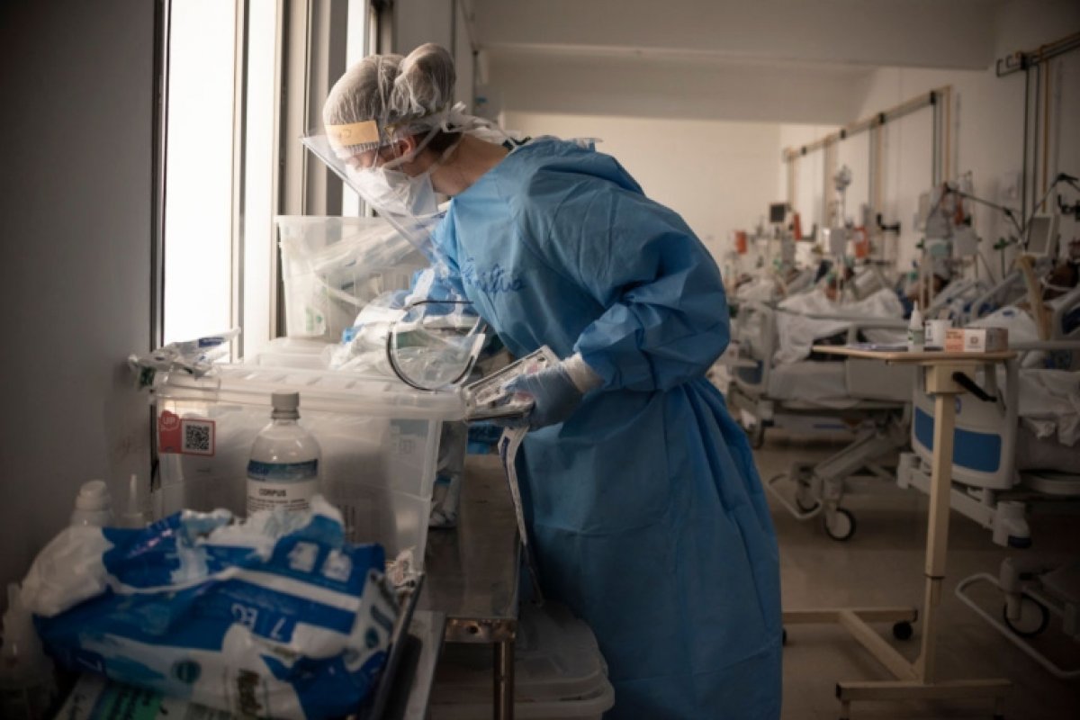 Com avanço da Ômicron, mundo atinge maior média diária de mortes por Covid-19 em 4 meses