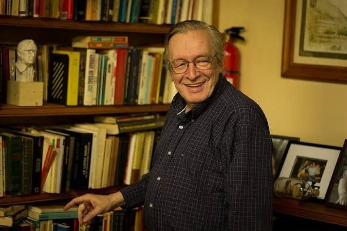 Filha de Olavo de Carvalho pede que Deus perdoe o pai 'pelos erros que cometeu'