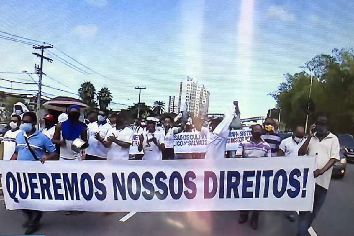 Rodoviários demitidos da CSN realizam protesto na avenida Paralela