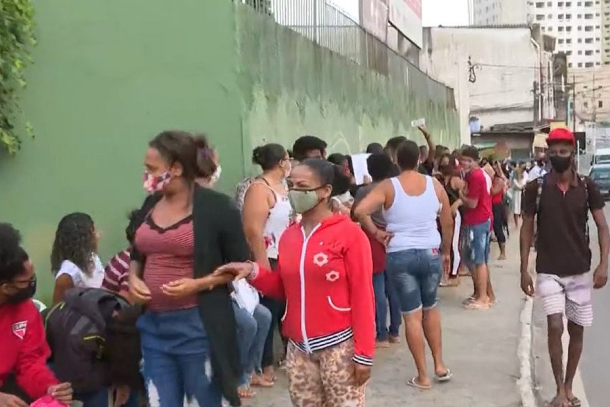 Salvador: famílias dormem em filas para matricular filhos em colégios na rede estadual